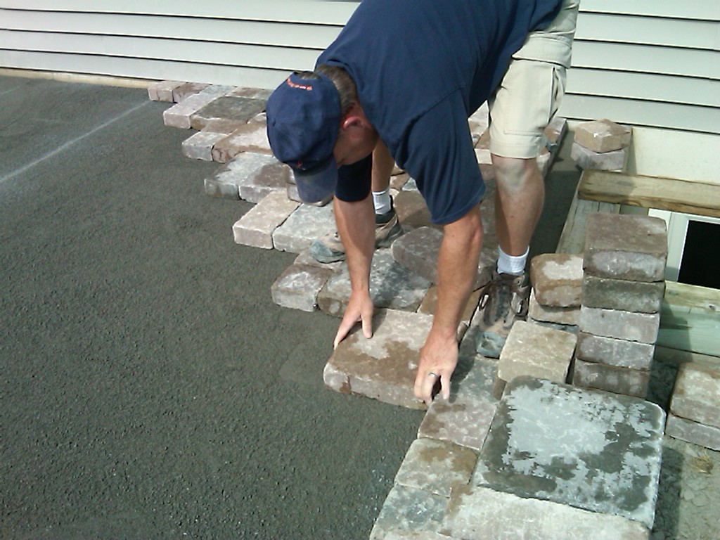 Укладка тротуарной плитки на бетонное основание  или на щебеночно-песчаное
